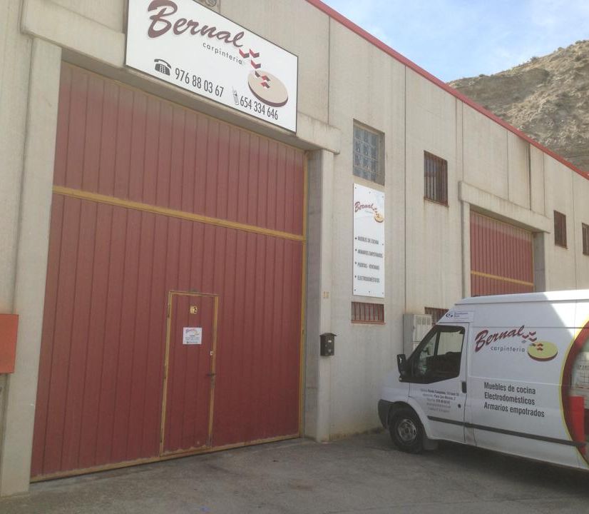 Carpintería Bernal furgón parqueada en a puerta de una fachada