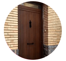 Carpintería Bernal parte de una puerta de madera